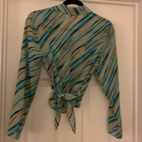 cute blouse that wraps and toes in the back. - Picture 2 of 3